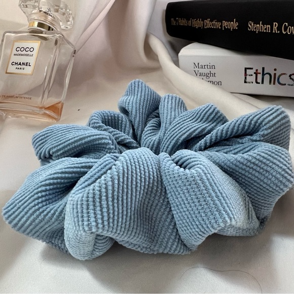 Color scunchies - Picture 8 of 12